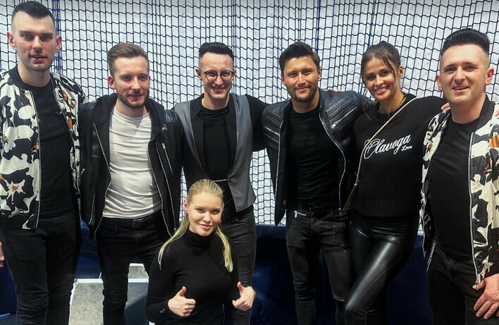 Gwiazdy serialu ”Gliniarze” w gorącym tańcu! Ewelina Ruckgaber, Piotr Mróz i Agnieszka Wasilewska bawią się w rytm hitu Playboys | VIDEO