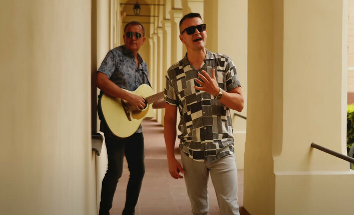 Wielki przebój legendy disco polo Toledo trafił do sieci w nowej wersji! „Hej dziewczyno„ podbije na nowo listy przebojów?!
