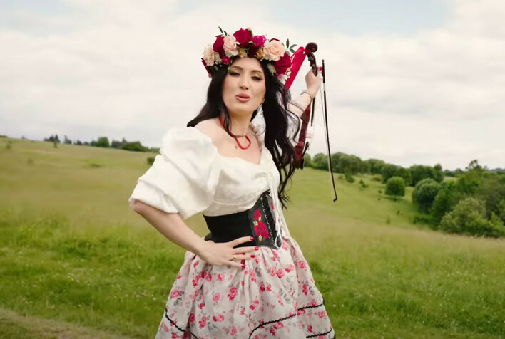 „Hej tam za górą” od Iwony Cichoń podbija serca słuchaczy – folkowe disco polo w zupełnie nowej odsłonie

