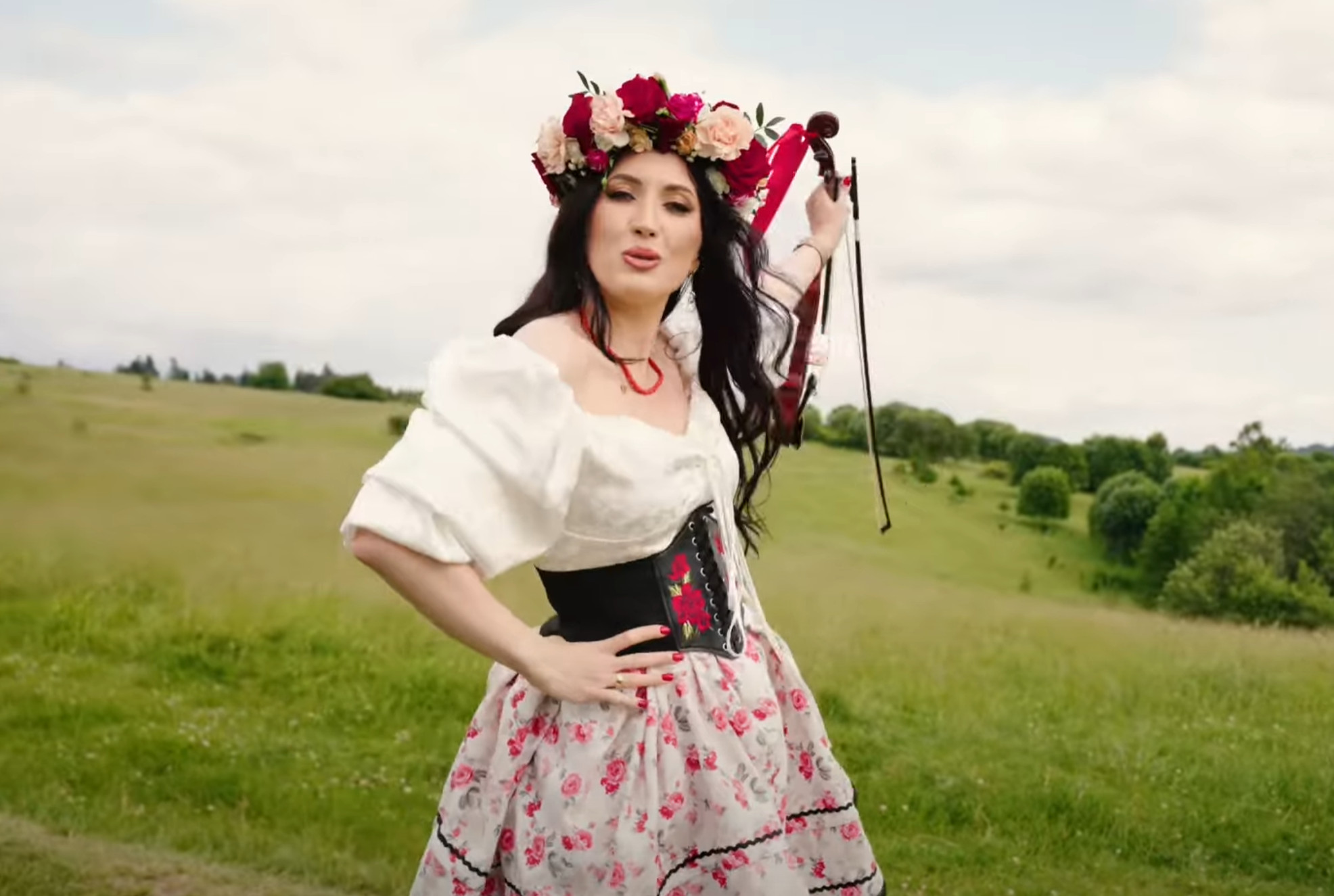 „Hej tam za górą” od Iwony Cichoń podbija serca słuchaczy – folkowe disco polo w zupełnie nowej odsłonie

