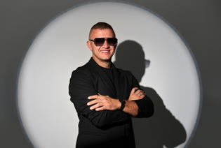 Historyczna decyzja! Dawid Narożny zarejestrował znak Piękni i Młodzi Dawid Narożny w UE