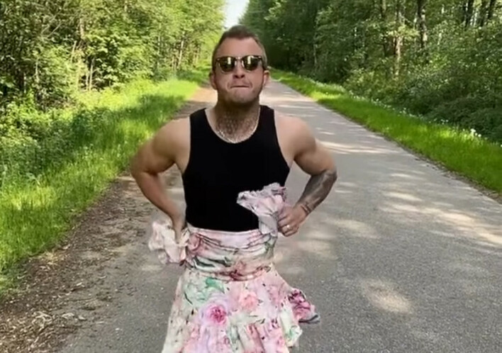 HIT INTERNETU! Zobacz, jak Dawid Narożny tańczy w sukience żony! Opadną Wam szczęki!