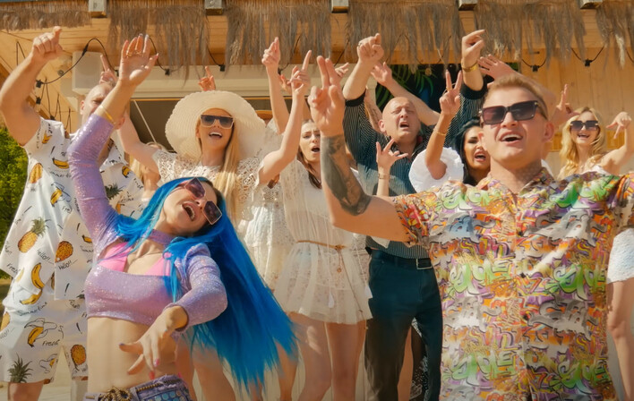 Hit „Jak ona działa na mnie jak„ w wersji POP! Ten utwór mógłby lecieć w radiu RMF FM i Zet! To brzmi genialnie!