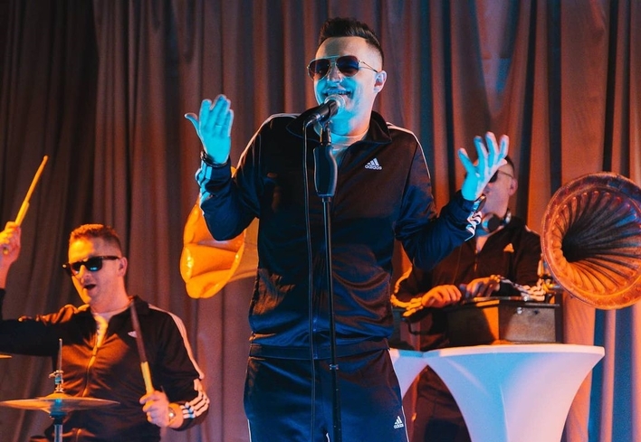 Przeróbka znanego przeboju disco polo podbije listy przebojów?! Nowość hula już w sieci!