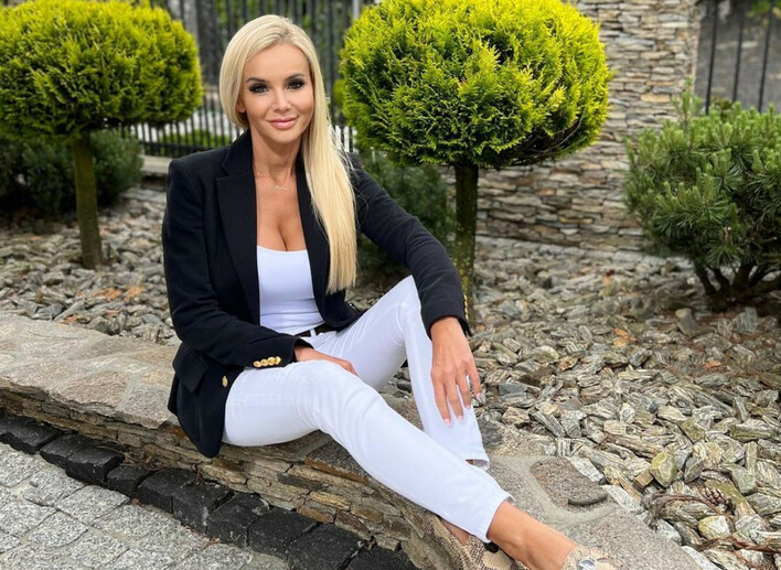 HOT! Gwiazda disco polo zaskakuje na boisku koszykówki w skąpej sukience z ogromnym dekoltem!