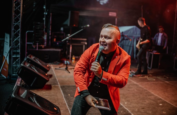 Wokalista Disco Polo wkracza na polityczną scenę! To już pewne! Hubert Dzikołowski wystartuje w wyborach! Dobry krok? 