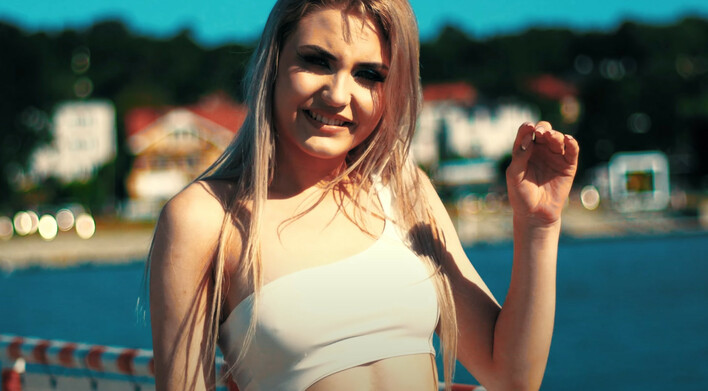 Hubski zaskakuje nową wersją „Białe mewy” – dobrze znany przebój powraca w wakacyjnym klimacie

