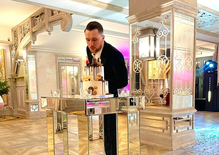 Co za impreza! Śmietanka gwiazd na hucznych urodzinach gwiazdora disco polo! Karol Zawrotniak Defis skończył 30 lat! [Zdjęcia]