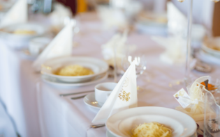 Ile kosztuje dziś komunia w 2023 roku? Rodzice podają ogromne kwoty nawet 12 tysięcy! 