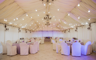 Ile kosztuje organizacja wesela w 2023? Oto ile zapłacimy za organizację ślubu i wesela - kwiaty, sala, alkohol