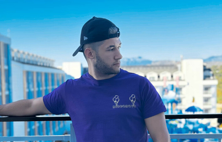 Ile lat ma Kamil Kossakowski? Oto wiek lidera DiscoBoys

