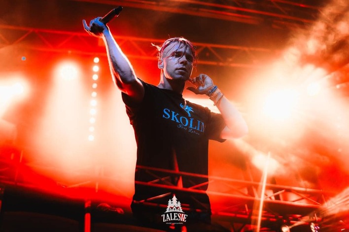 Ile lat ma Skolim? Dowiedz się na temat wieku i poznaj karierę Konrada Skolimowskiego
