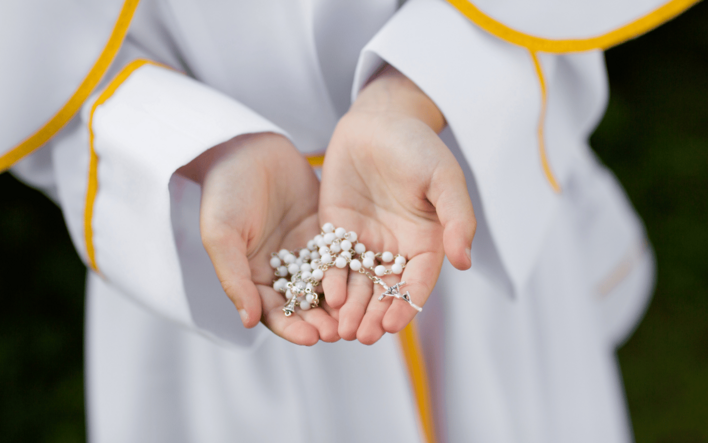 Nie uwierzysz, ile kasy musiała pożyczyć na komunię! Szokująca historia kasjerki, która odkryła puste koperty...