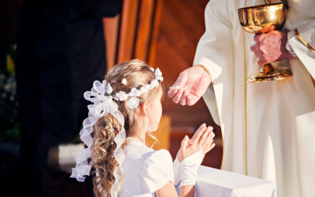 Ile włożyć do koperty z okazji komunii w 2023 roku? Odkrywamy szokujące prawdy na temat wzrostu kwot!