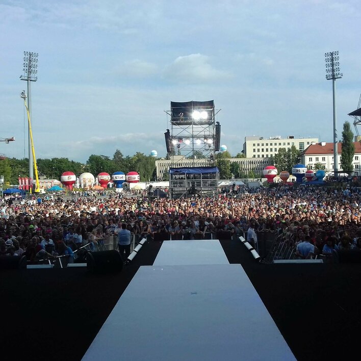 "Impreza 25 lat disco polo trwa w najlepsze! Tłumy fanów pod sceną!