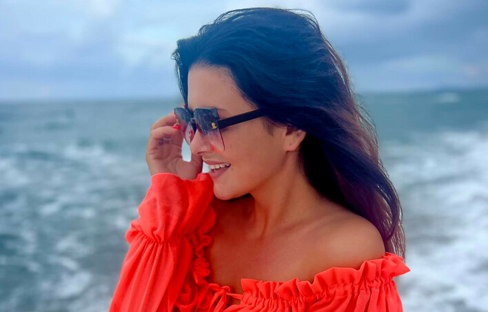 Iness olśniewa na greckich wyspach! Zachwycająca stylizacja z głębokim dekoltem gwiazdy disco polo

