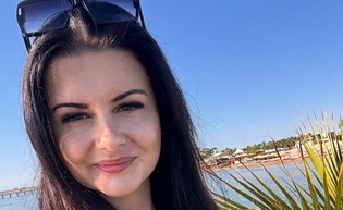 Iness w czarnym bikini rozgrzała internet! Ten dekolt sprawił, że nikt nie mógł przejść obojętnie