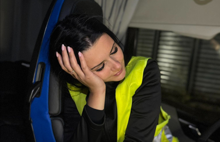 Iness w trasie i na scenie. Historia wokalistki disco polo, która prowadzi 40-tonową ciężarówkę