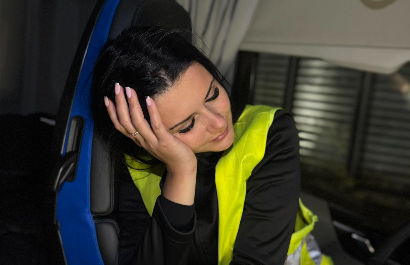 Iness w trasie i na scenie. Historia wokalistki disco polo, która prowadzi 40-tonową ciężarówkę