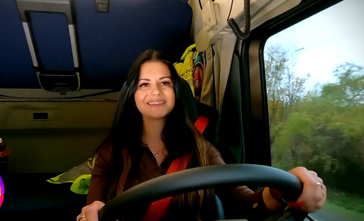 Iness z disco polo w wielkiej ciężarówce. Zobacz materiał z programu "Halo tu Polsat" | VIDEO