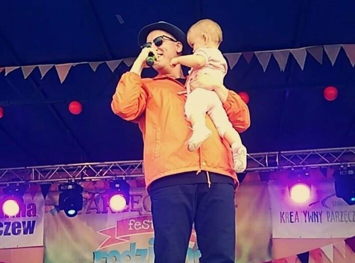 Internauci w szoki! Podczas koncertu uwielbiany wokalista disco polo zaśpiewał piosenkę dla dzieci!  