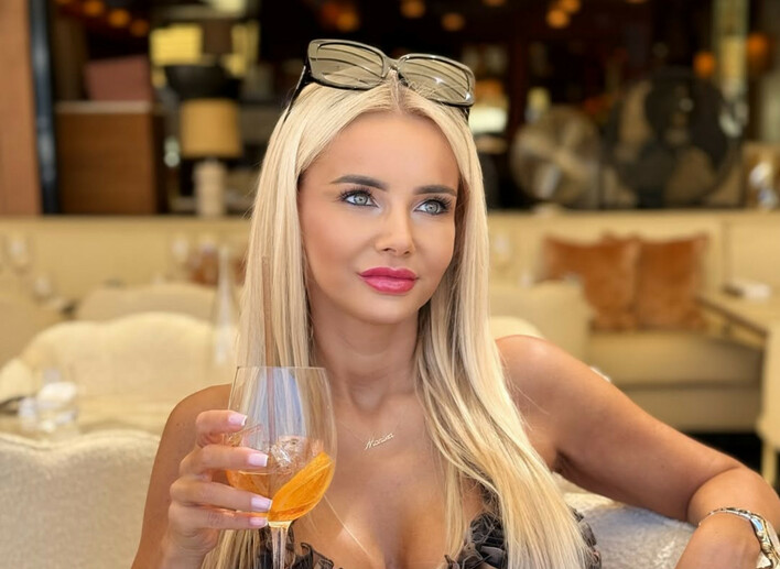 Internauci w szoku! Monika Chwajoł w fiolecie prezentuje mega dekolt i nogi jak gwiazda Hollywood