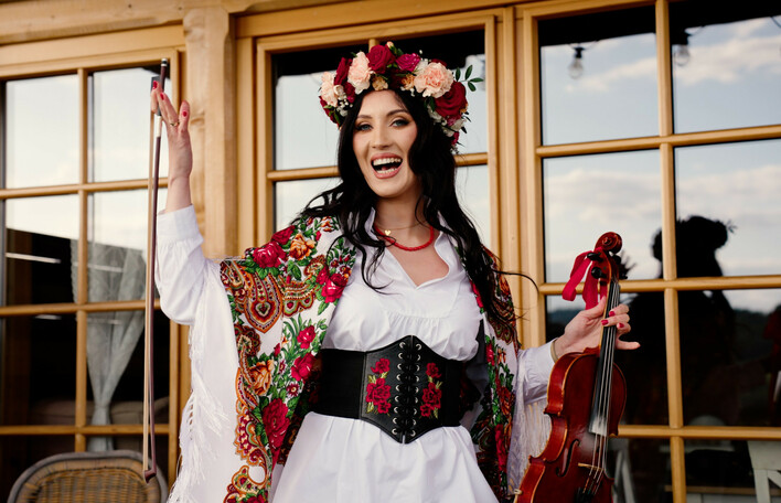 Iwona Cichoń zaskakuje nowością „Hej tam za górą” – fani folkowych brzmień będą pod wrażeniem

