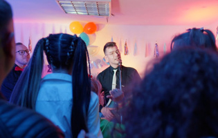 Jacek Dworakowski podbił sieć! „Wejście 83” stało się viralem, który przenosi w czasy PRL