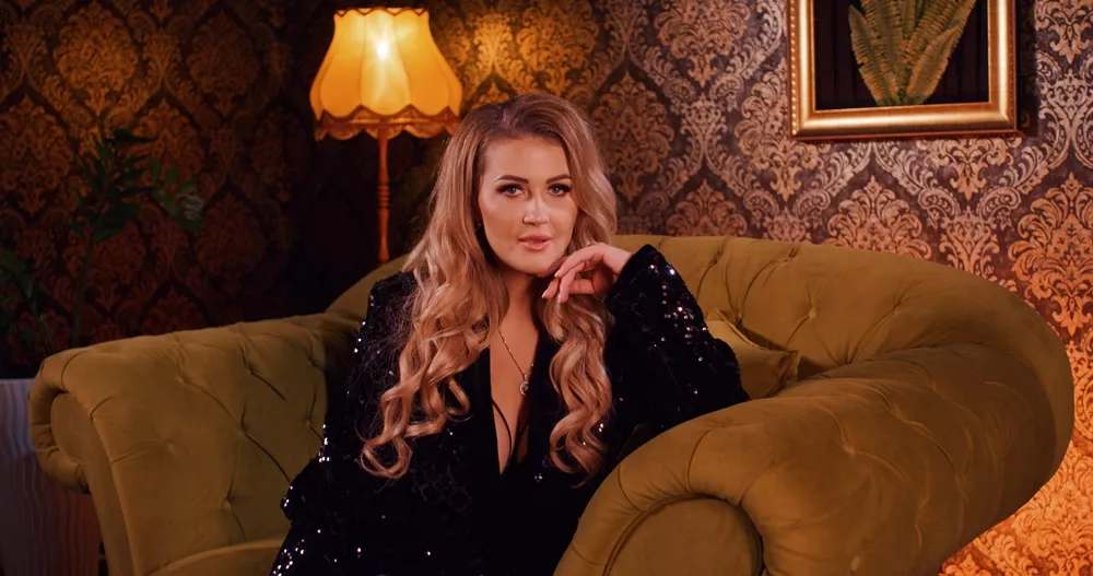 Była gwiazdą muzycznego show! Znana wokalistka disco polo zaskakuje nowością „Spadaj„. To nowy rozdział Jej kariery?! 