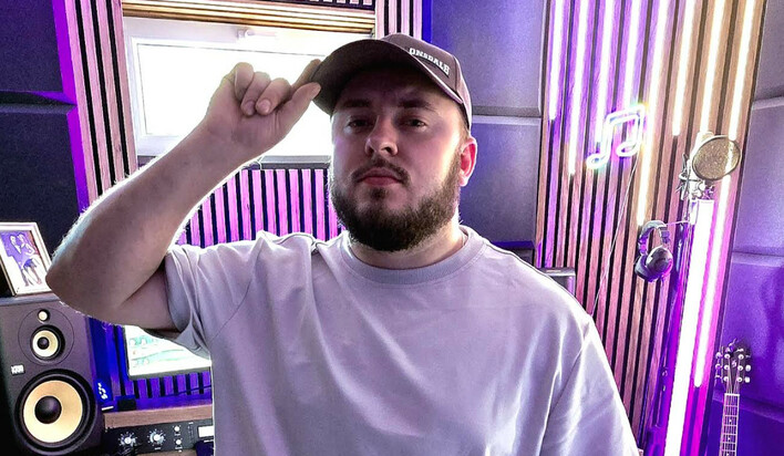 ”Jak Elon Musk” - Dawid Kajdan wraca po przerwie! Nowy klubowy numer już robi furorę w sieci

