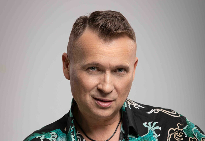 Gwiazdor disco polo pokazał swój dom! Jest skromnie i pięknie?! Jego wnętrze zaskakuje! 