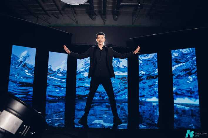 Przystojny wokalista disco polo bije rekordy popularności?! Jego twórczość zainteresowała Polaków!