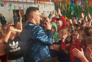 Jakub Urbański Playboys zagrał wyjątkowy koncert! Pojawił się na balu karnawałowym dla dzieci! Zobaczcie reakcję | VIDEO