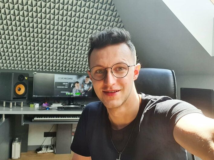 Wokalista disco polo znalazł się w tarapatach?! Jakub Urbański zaskoczył internautów tym wpisem!