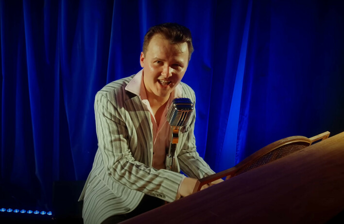 „Jazda jazda jazda„ – Sebastian Pazik, czyli Kiler, podbija YouTube z rock”n”rollowym hitem