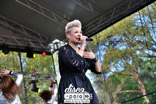 "Jedno słowo 2018" w wersji koncertowej! Posłuchajcie przeboju Pięknych i Młodych na żywo!