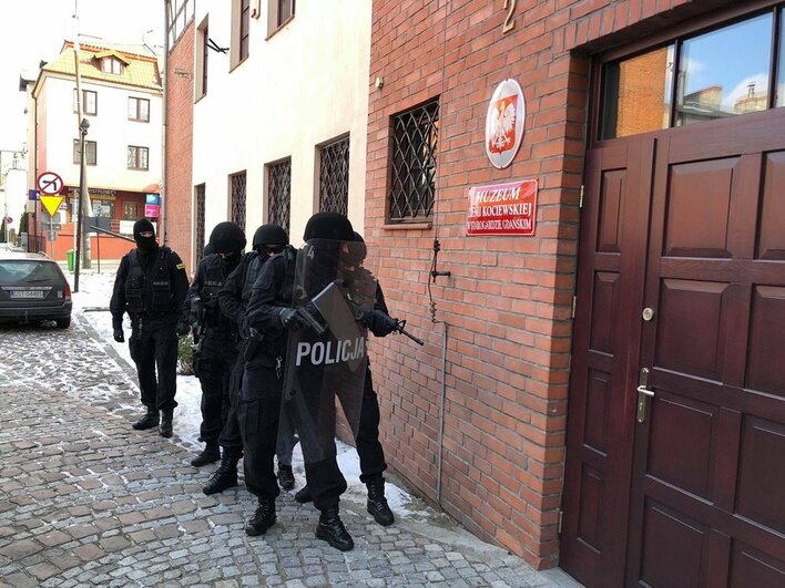 Jednostka Policji z całym wyposażeniem pojawiła się na planie klipu zespołu Drossel - Zobaczcie materiały z nagrań!