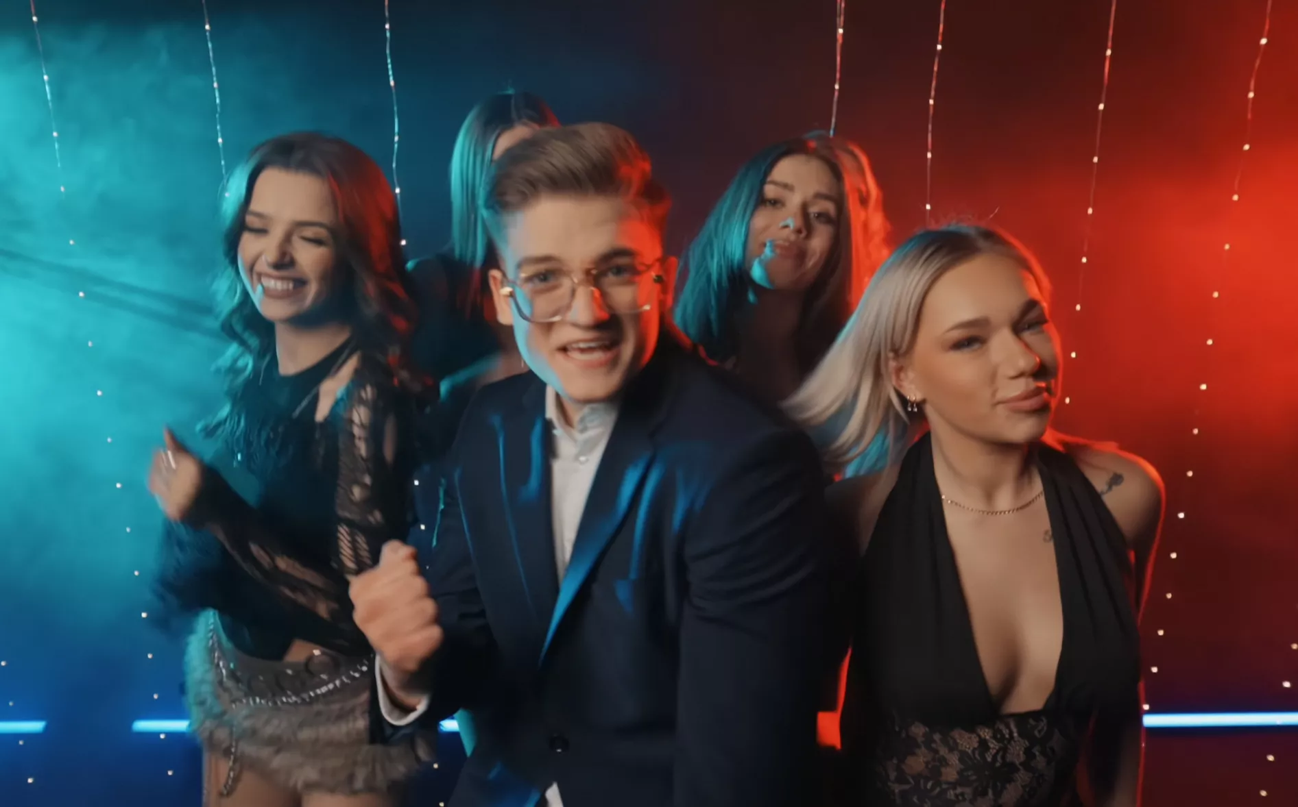 Jedyny w rodzinie wybrał disco polo. MAXone zaskakuje debiutem „Tańczysz dla mnie"
