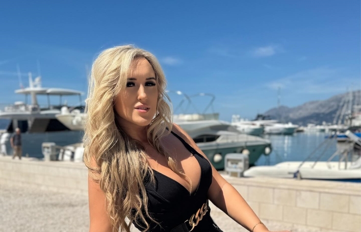 Wokalistka disco polo Jesika przekroczyła granice?! Mega pikantna stylizacja na planie teledysku! Wygląda jak Afrodyta! 