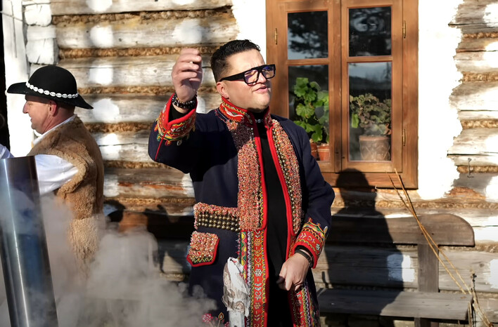 Jest najlepszym góralem w disco? "Bida w kraju” Kordiana robi furorę! Teledysk w góralskim klimacie zachwyca!