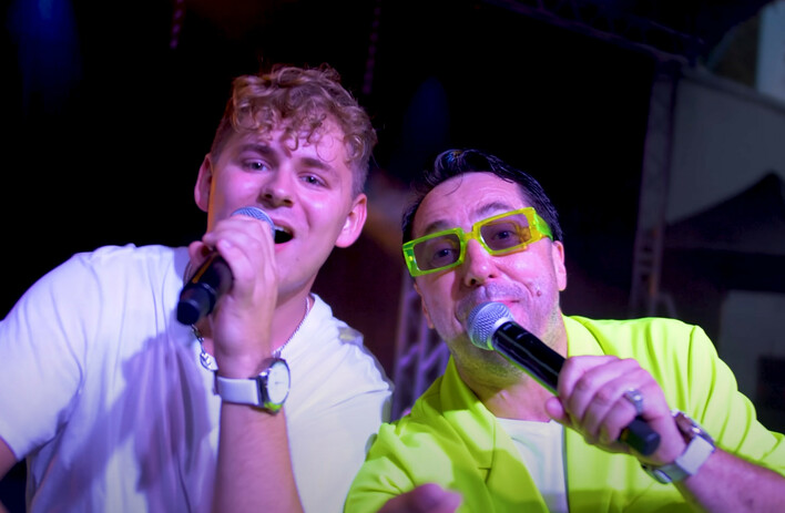 „Jesteś inna„ muzyczna premiera Bajorka! W teledysku wystąpił Marcin Miller Boys. Zobaczcie nowość