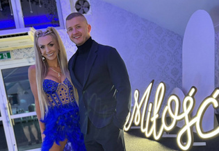 Joanna i Dawid Narożni przyciągnęli spojrzenia. Uwagę skradła odważna i ponętna kreacja