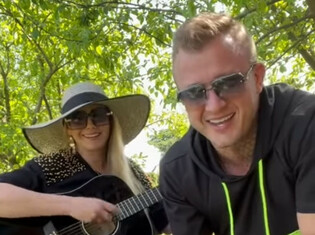 Joanna Narożna gra na gitarze, Dawid Narożny śpiewa! To połączenie jest genialne! Nagranie!