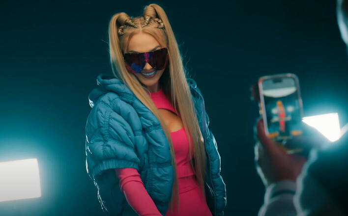 Joanna Narożna olśniewa w teledysku! Jej debiut wokalny w "Przytul mnie jak dawniej" zachwyca