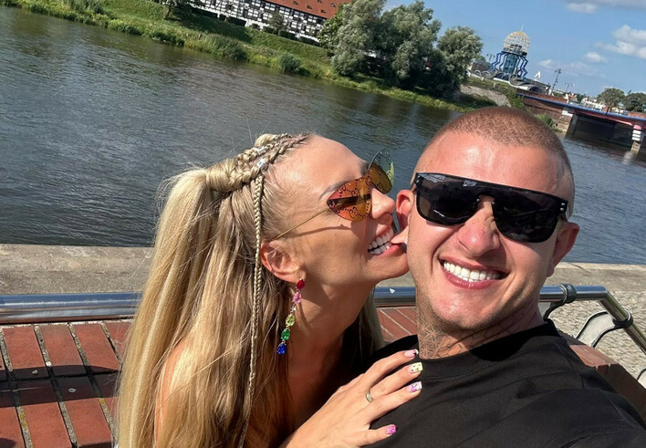 Joanna Narożna pokazała bardzo dużo! Głęboki dekolt w letniej stylizacji rozpalił fanów