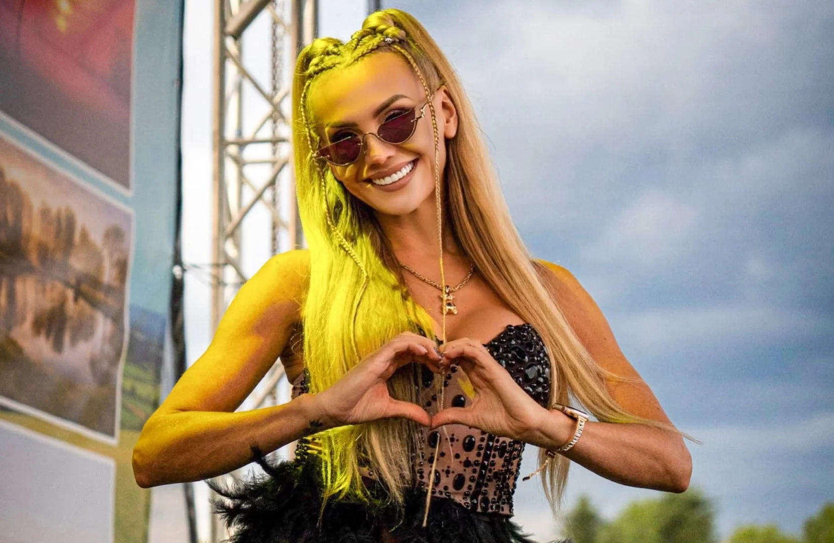 Joanna Narożna w bikini przy basenie! Ciało żony gwiazdora disco polo jest idealne!