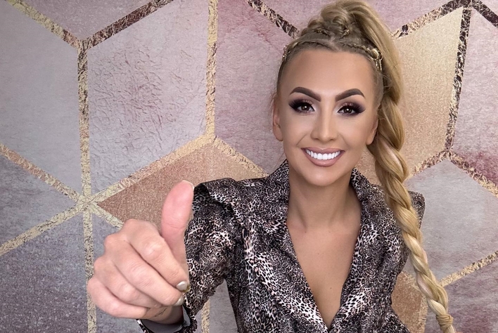 To najpiękniejsza kobieta w disco? Joanna Narożna w oszałamiającej kreacji! Zobacz, jak żona Dawida Narożnego błyszczy na Instagramie! 