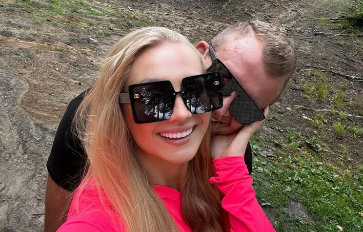 Elegancja i styl?! Joanna Narożna zachwyca w różowej sukience z odkrytymi ramionami. Co na to fani? 