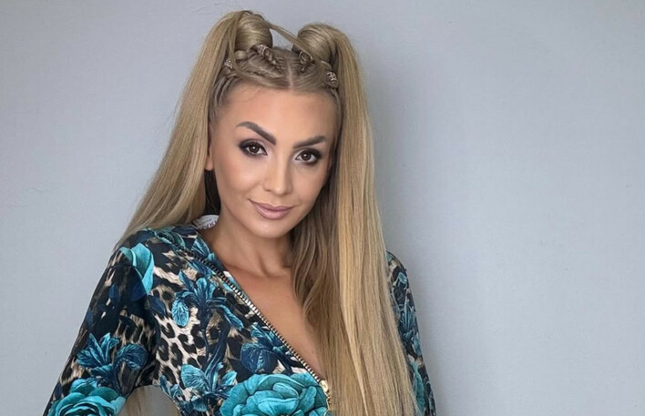 Joanna Narożna z zespołu Piękni i Młodzi zachwyca uśmiechem i nową stylizacją – fani oszaleli na punkcie jej turkusowego kombinezonu

