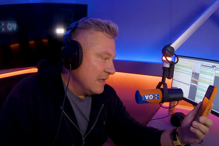 Znany wokalistka zaśpiewał identycznie jak Zenon Martyniuk! Zobaczcie jak mu poszło! Nagranie podbija internet!  